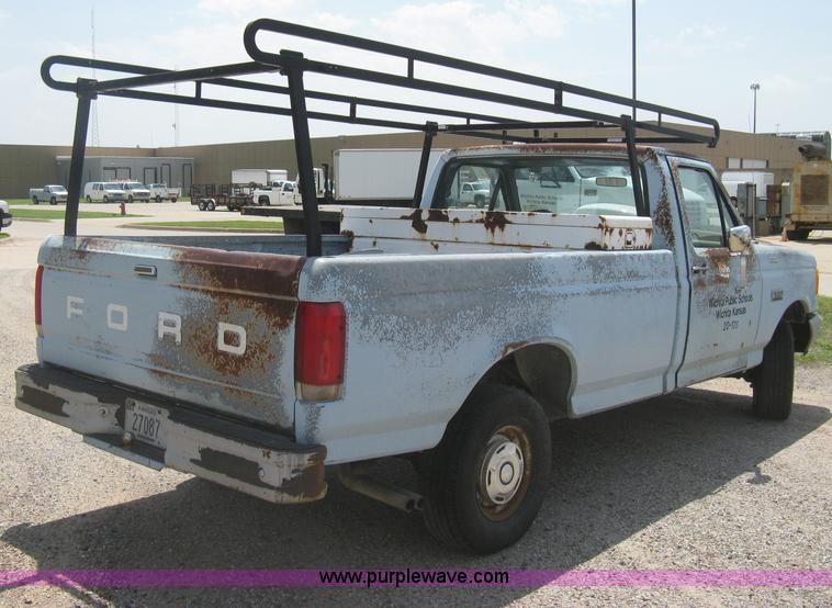 image for item H5376 1989 Ford F150 Custom pickup truck