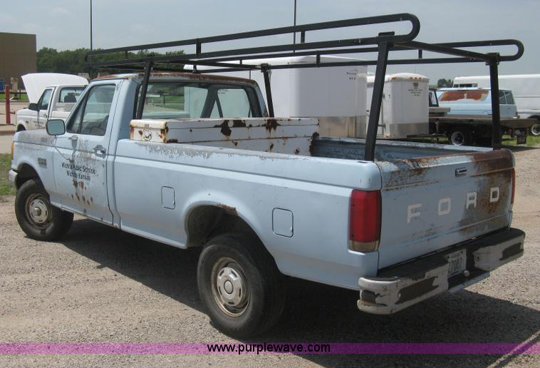 image for item H5376 1989 Ford F150 Custom pickup truck