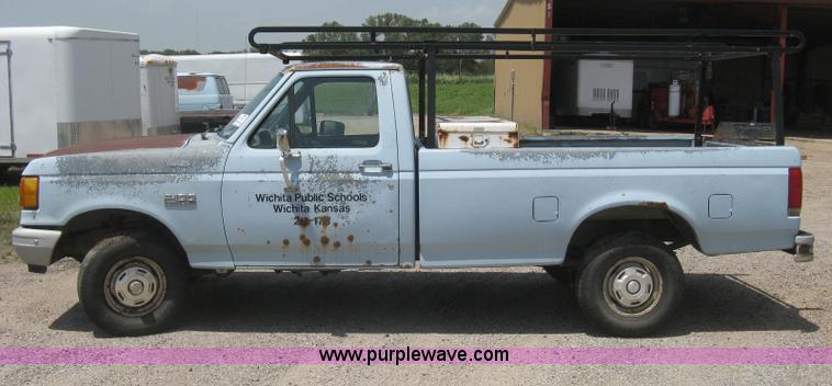 image for item H5376 1989 Ford F150 Custom pickup truck