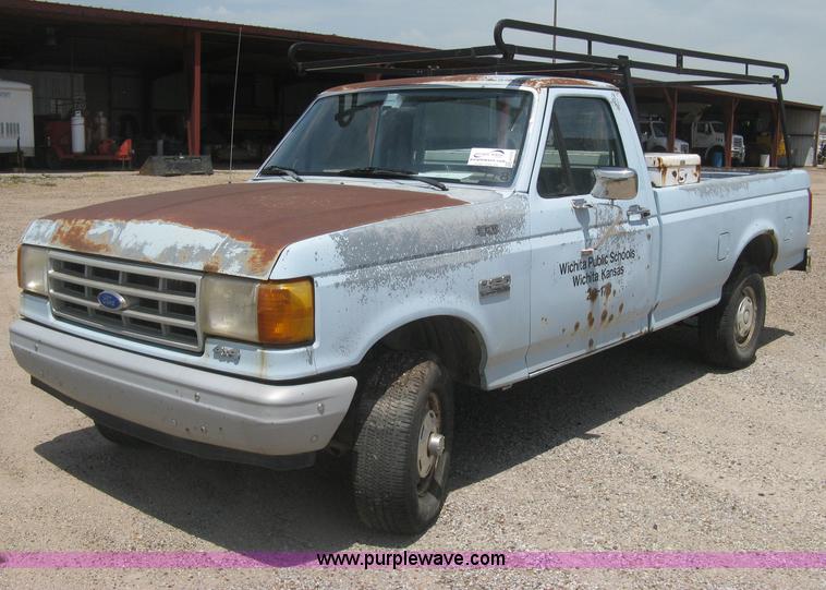 image for item H5376 1989 Ford F150 Custom pickup truck