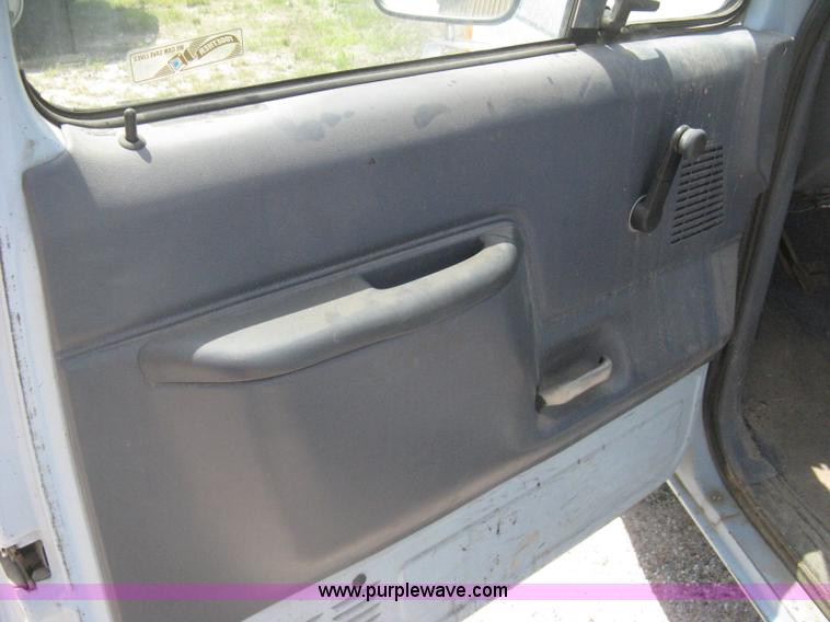 image for item H5376 1989 Ford F150 Custom pickup truck