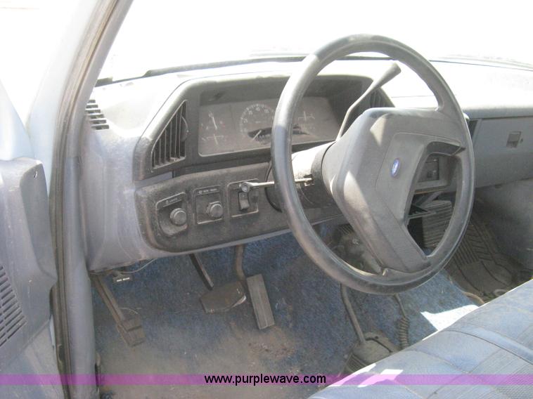 image for item H5376 1989 Ford F150 Custom pickup truck