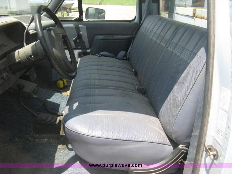 image for item H5376 1989 Ford F150 Custom pickup truck