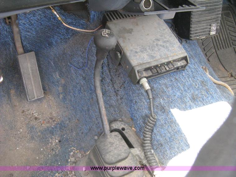 image for item H5376 1989 Ford F150 Custom pickup truck