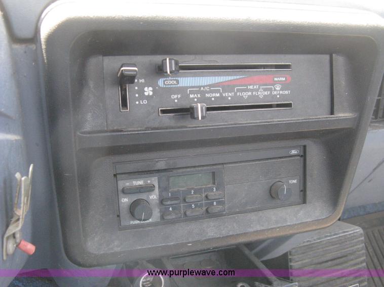 image for item H5376 1989 Ford F150 Custom pickup truck