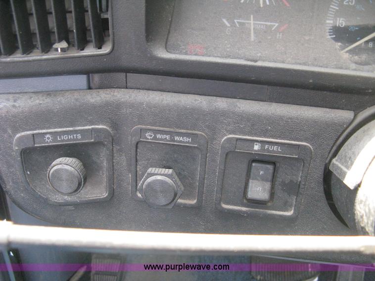 image for item H5376 1989 Ford F150 Custom pickup truck