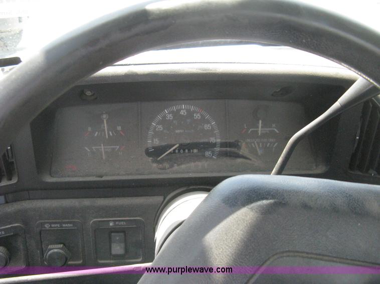 image for item H5376 1989 Ford F150 Custom pickup truck