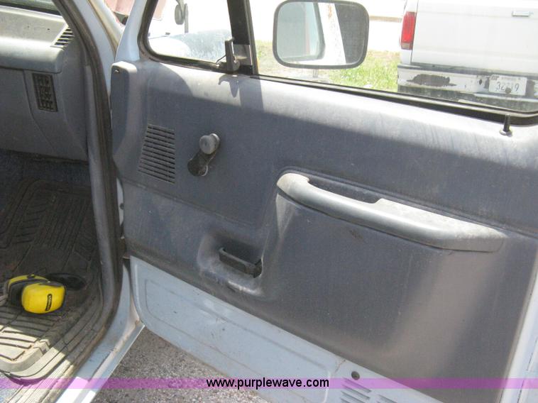 image for item H5376 1989 Ford F150 Custom pickup truck