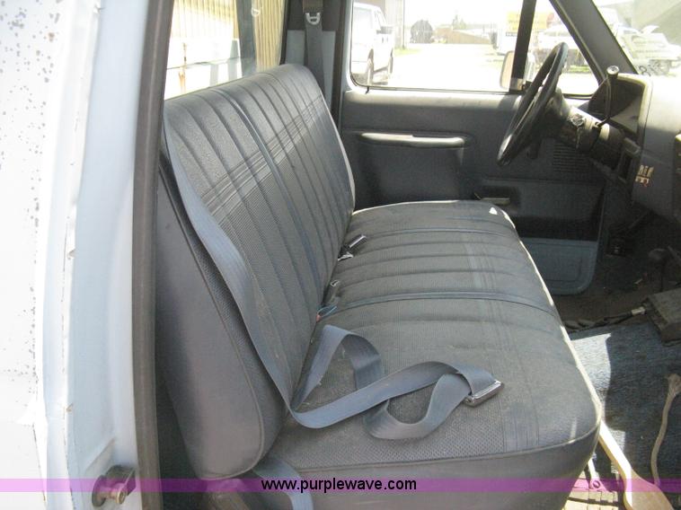 image for item H5376 1989 Ford F150 Custom pickup truck