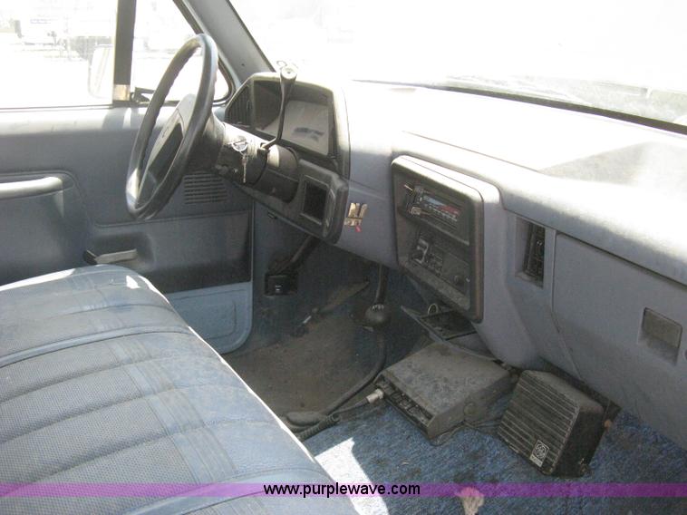 image for item H5376 1989 Ford F150 Custom pickup truck