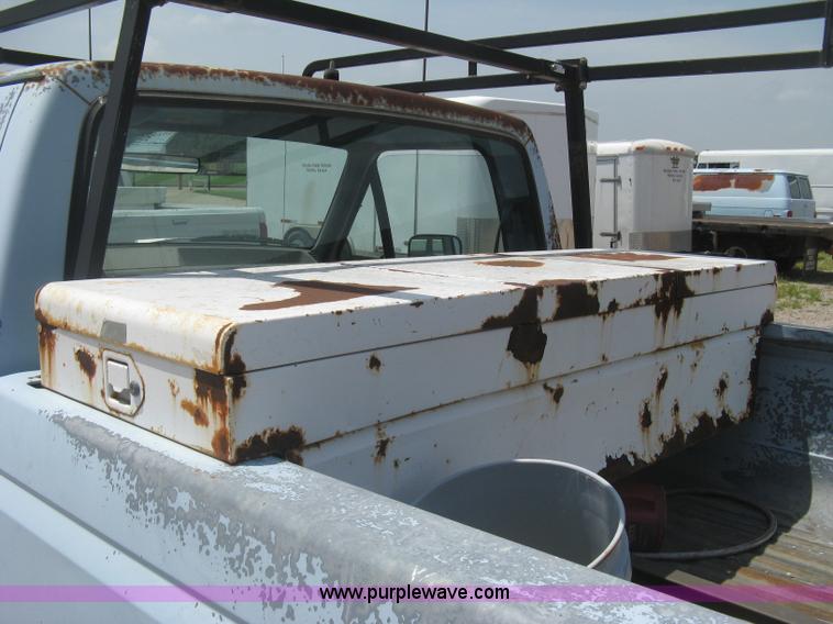 image for item H5376 1989 Ford F150 Custom pickup truck