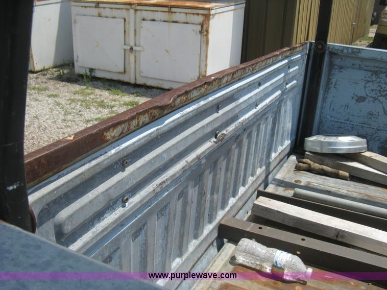 image for item H5376 1989 Ford F150 Custom pickup truck