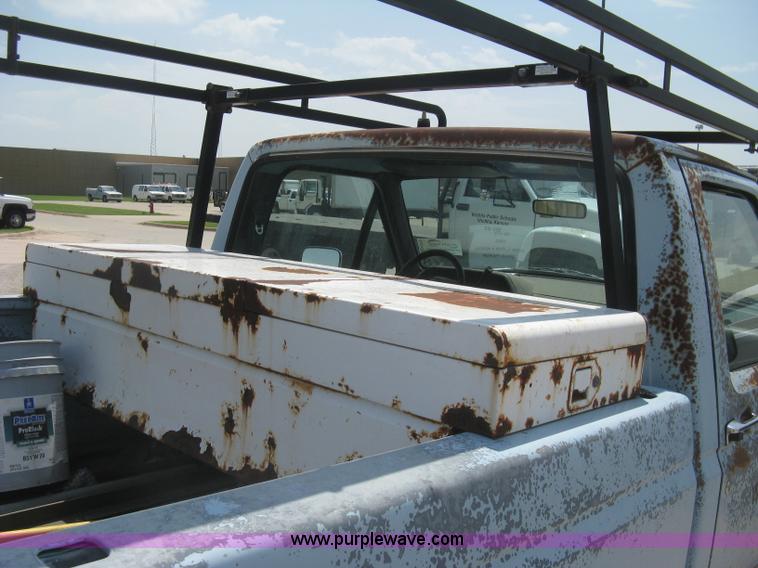 image for item H5376 1989 Ford F150 Custom pickup truck