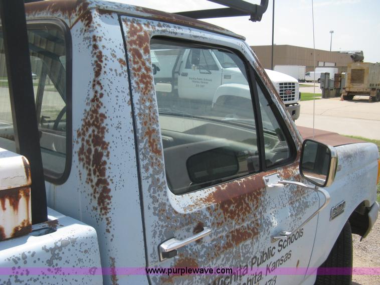 image for item H5376 1989 Ford F150 Custom pickup truck