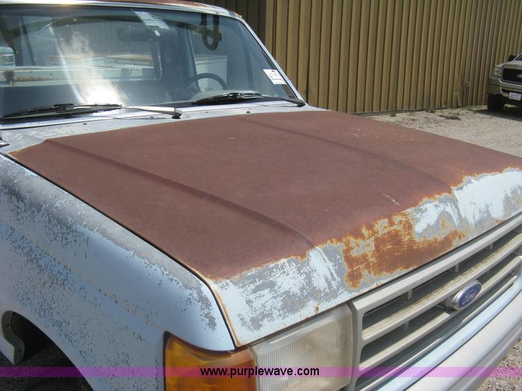 image for item H5376 1989 Ford F150 Custom pickup truck