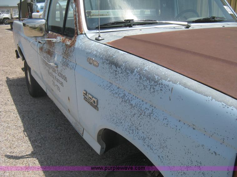 image for item H5376 1989 Ford F150 Custom pickup truck