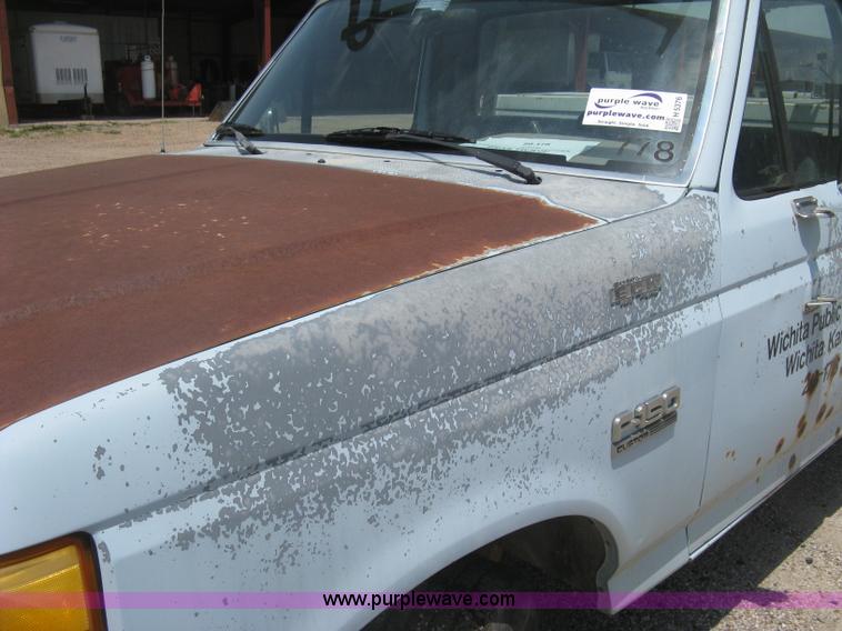 image for item H5376 1989 Ford F150 Custom pickup truck