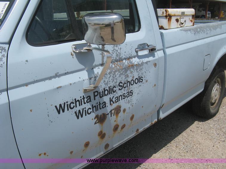 image for item H5376 1989 Ford F150 Custom pickup truck