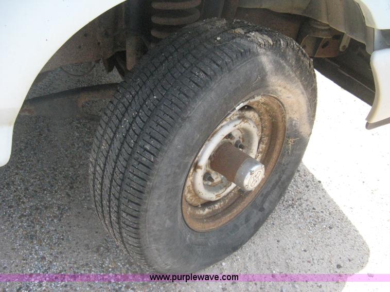 image for item H5376 1989 Ford F150 Custom pickup truck