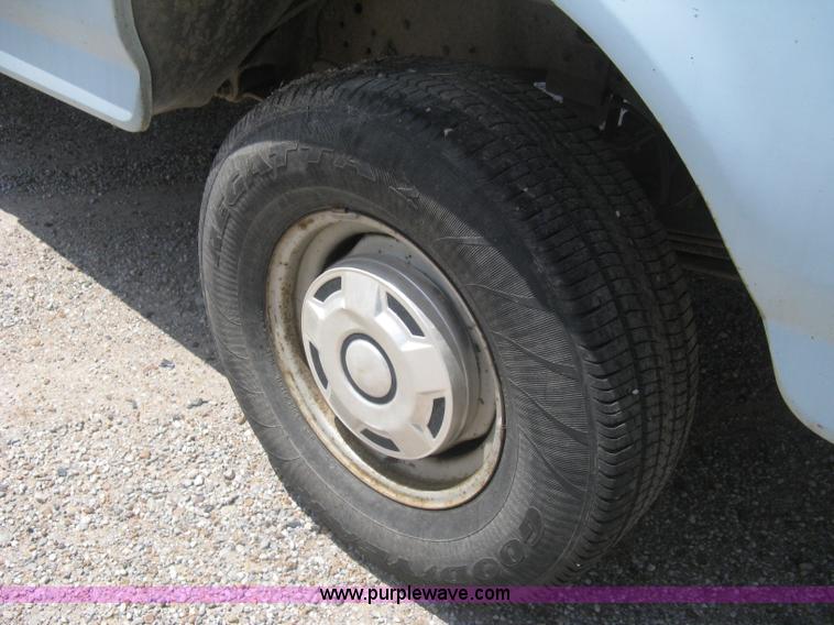 image for item H5376 1989 Ford F150 Custom pickup truck