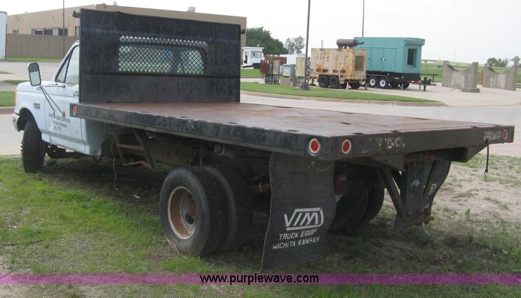 image for item H5377 1989 Ford F450 Super Duty flatbed pickup truck