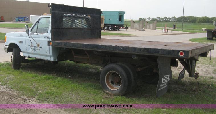 image for item H5377 1989 Ford F450 Super Duty flatbed pickup truck