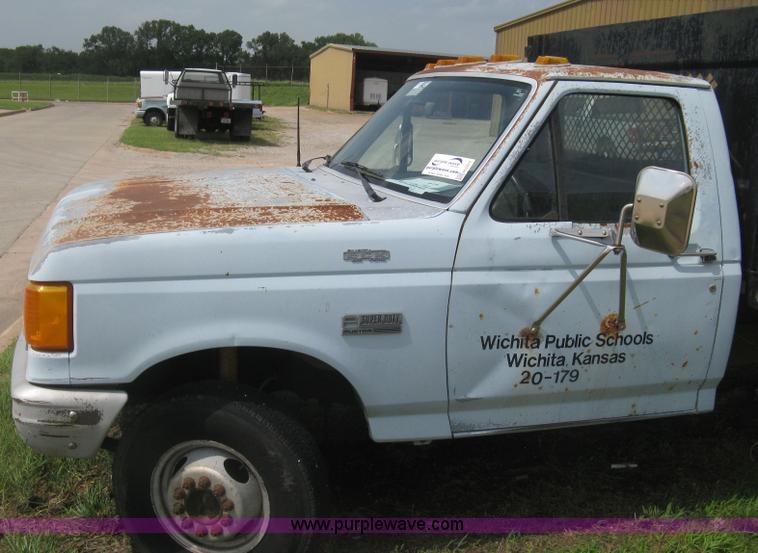 image for item H5377 1989 Ford F450 Super Duty flatbed pickup truck