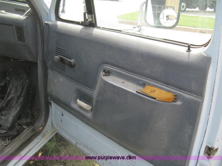 image for item H5377 1989 Ford F450 Super Duty flatbed pickup truck