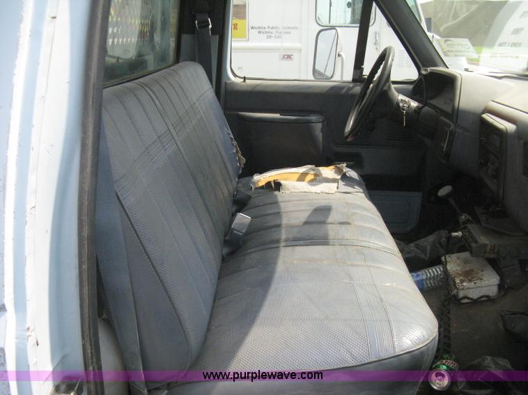 image for item H5377 1989 Ford F450 Super Duty flatbed pickup truck