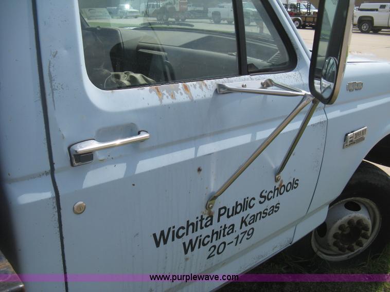 image for item H5377 1989 Ford F450 Super Duty flatbed pickup truck