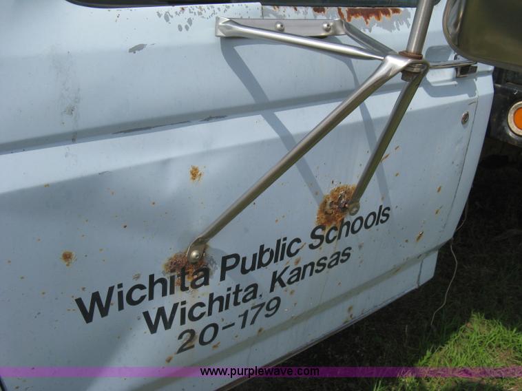 image for item H5377 1989 Ford F450 Super Duty flatbed pickup truck