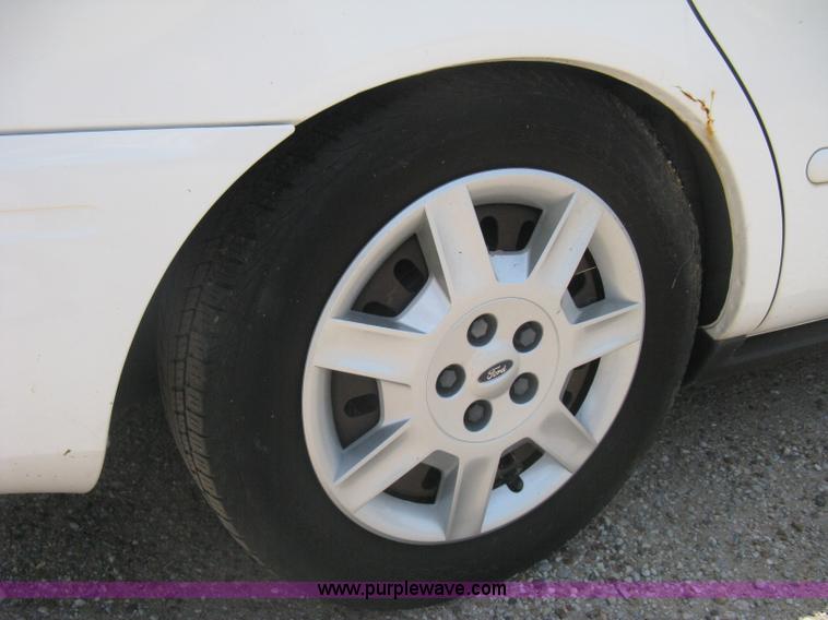 image for item H5378 2007 Ford Taurus SE