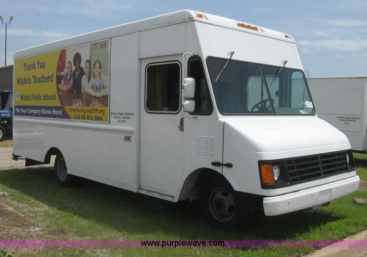 image for item H5379 2003 Workhorse P42 step van