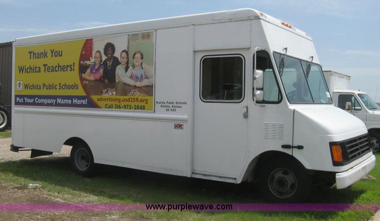 image for item H5379 2003 Workhorse P42 step van