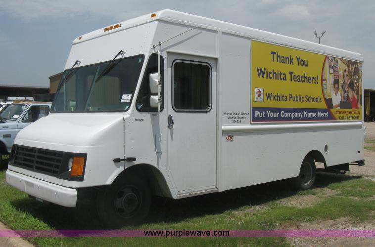 image for item H5379 2003 Workhorse P42 step van