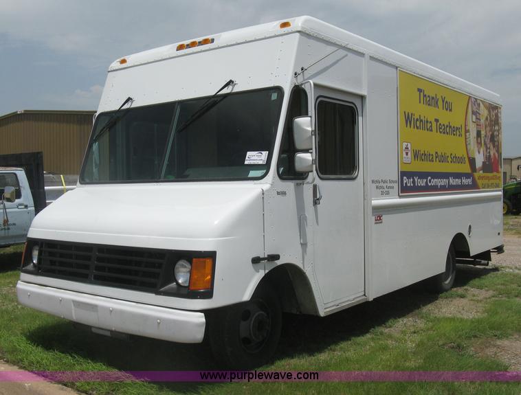 image for item H5379 2003 Workhorse P42 step van