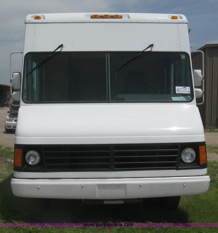 image for item H5379 2003 Workhorse P42 step van