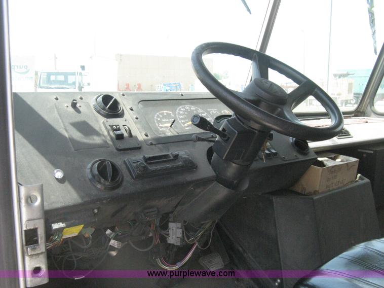 image for item H5379 2003 Workhorse P42 step van