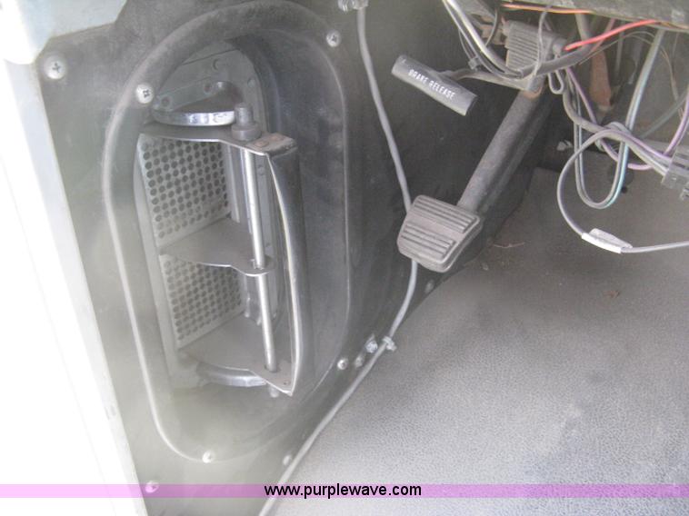 image for item H5379 2003 Workhorse P42 step van