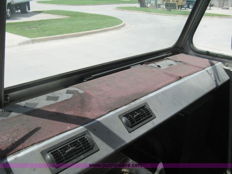 image for item H5379 2003 Workhorse P42 step van