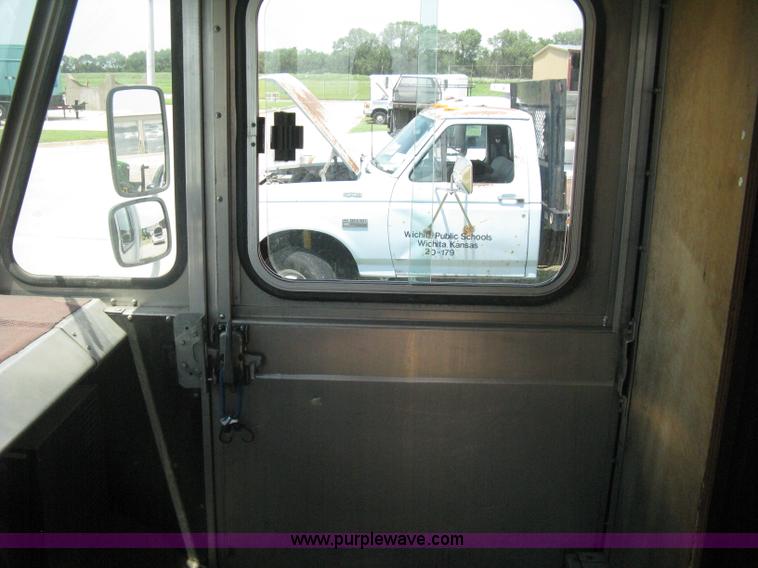 image for item H5379 2003 Workhorse P42 step van