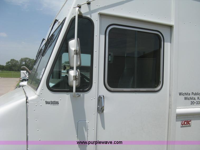 image for item H5379 2003 Workhorse P42 step van