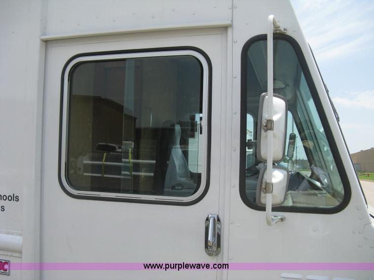 image for item H5379 2003 Workhorse P42 step van