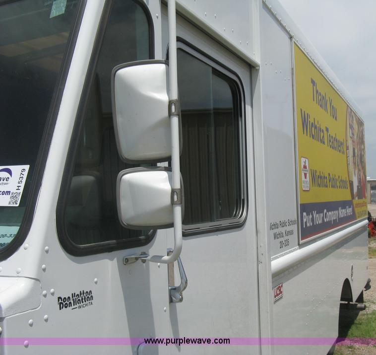 image for item H5379 2003 Workhorse P42 step van