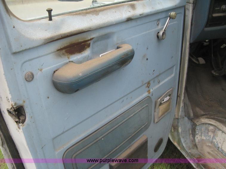 image for item H5380 1982 Ford Econoline box truck