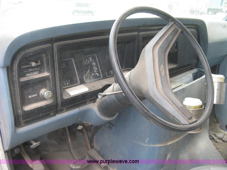 image for item H5380 1982 Ford Econoline box truck