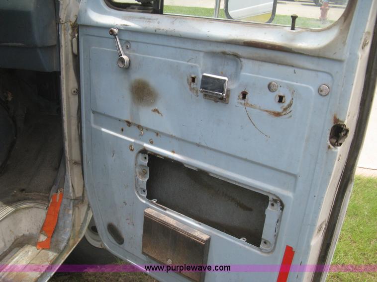 image for item H5380 1982 Ford Econoline box truck