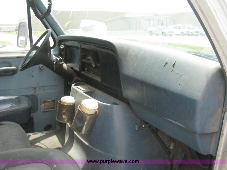 image for item H5380 1982 Ford Econoline box truck