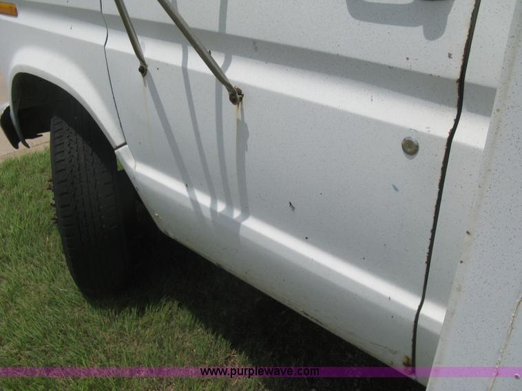 image for item H5380 1982 Ford Econoline box truck