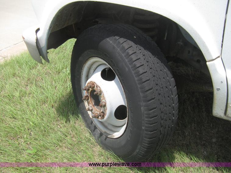 image for item H5380 1982 Ford Econoline box truck